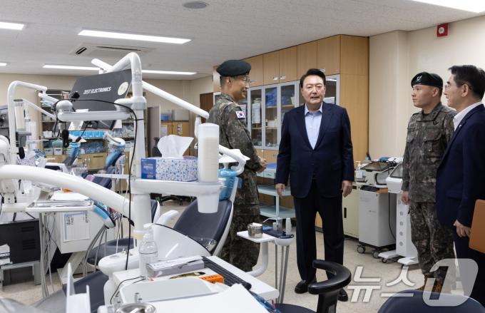 [사진] 윤석열 대통령, 의무대대 응급 진료체계 점검