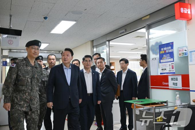 [사진] 윤석열 대통령, 육군 의무대대 응급실 점검