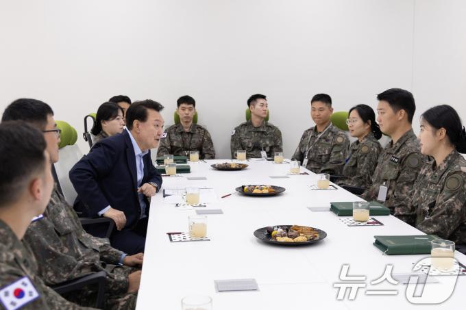 [사진] 윤석열 대통령, 군 초급간부들과 간담회