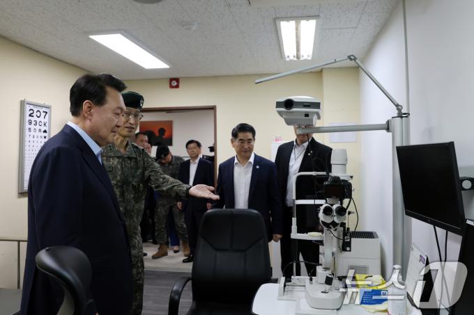 [사진] 윤석열 대통령, 군 의료상황 점검