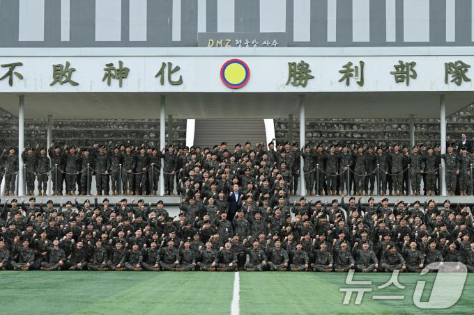 [사진] 윤석열 대통령, 추석 명절 장병들과 함께
