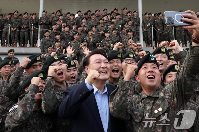 [사진] 윤석열 대통령, 추석 명절 군 장병들과 함께