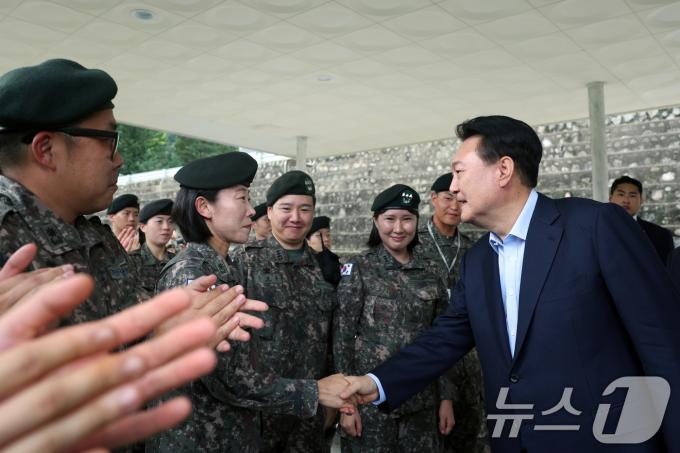 [사진] 장병들 격려하는 윤석열 대통령