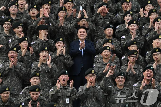 [사진] 윤석열 대통령, 방탄소년단 김남준(RM) 상병을 비롯한 장병들 격려