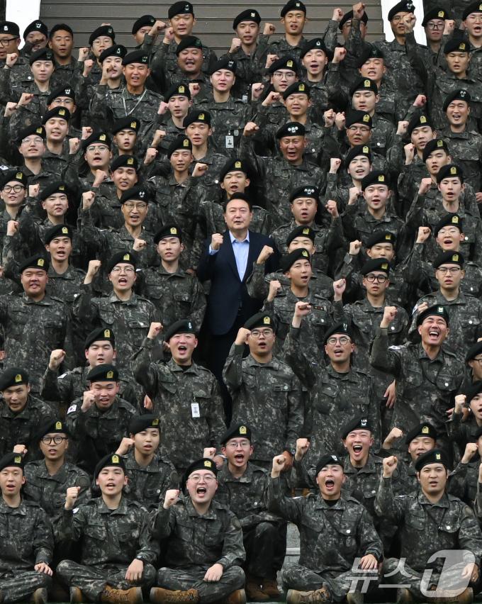 [사진] 윤석열 대통령, 추석 명절 장병들과 함께