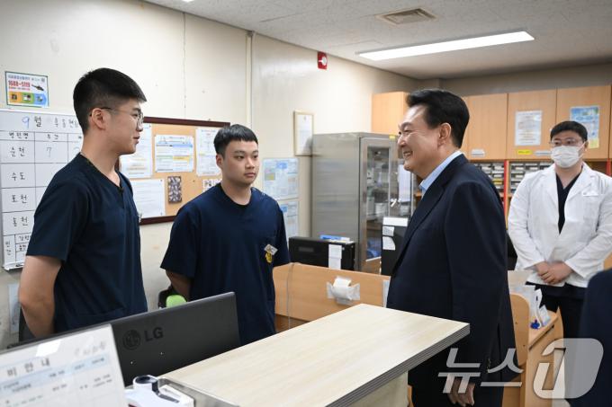 윤석열 대통령이 17일 강원 육군15사단 의무대대 응급실을 방문해 연휴기간 당직근무중인 군의관과 의무병을 격려하고 있다. (대통령실 제공) 2024.9.17/뉴스1 ⓒ News1 송원영 기자