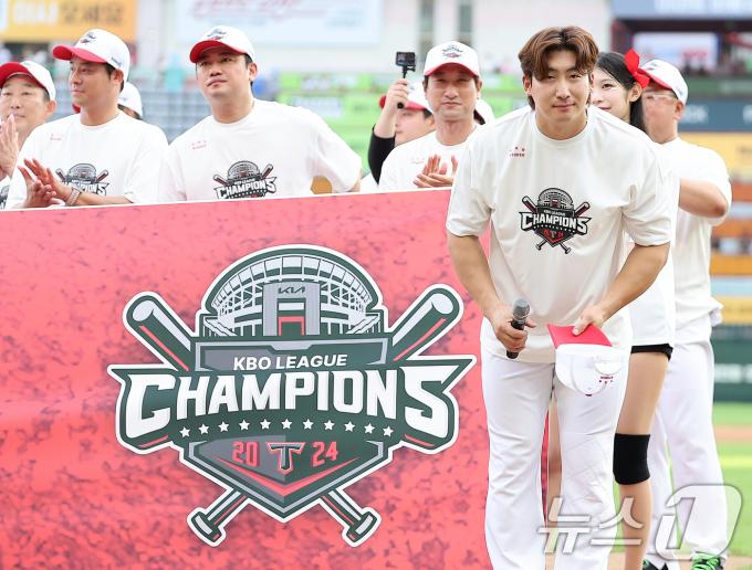 KIA 타이저그 주장 나성범이 17일 오후 인천시 미추홀구 문학동 SSG랜더스필드에서 열린 프로야구 '2024 신한 SOL 뱅크 KBO리그' KIA 타이거즈와 SSG 랜더스의 경기 종료 후 열린 정규리그 우승 행사에서 팬들에게 인사하고 있다. 2024.9.17/뉴스1 ⓒ News1 김진환 기자