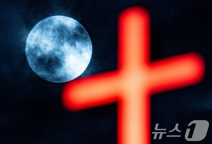 [사진] '잠시 하늘을 바라보세요'