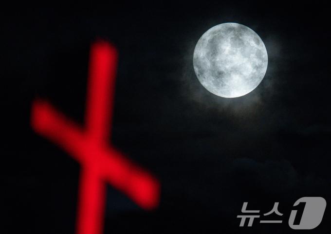 [사진] 십자가 위로 떠오른 보름달