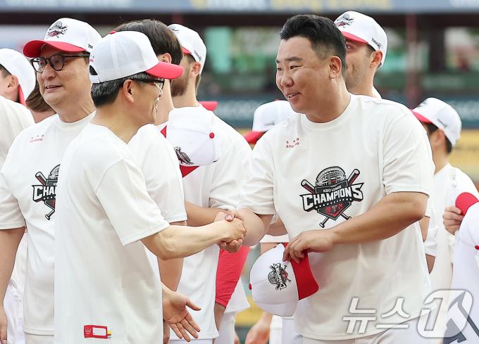 [사진] 송호성 구단주의 축하 받는 이범호 감독