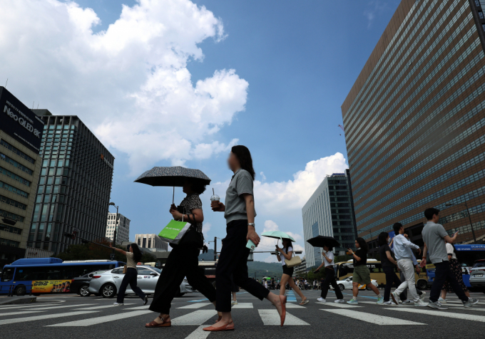 추석 연휴가 끝났지만 무더위가 열대야는 지속될 전망이다. 사진은 지난 11일 서울 광화문네거리를 지나는 시민들의 모습. /사진=뉴스1   