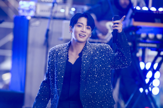 그룹 방탄소년단(BTS) 정국의 이야기를 담은 영화가 개봉했다. 사진은 지난해 11월 정국이 미국 뉴욕의 록펠러 플라자에서 열린 NBC '투데이 쇼'에 출연해 공연하는 모습. /사진=뉴시스