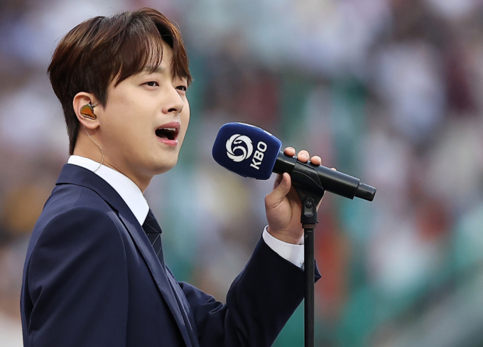 가수 이찬원이 생애 첫 단독쇼를 성공적으로 마무리했다. 사진은 이찬원이 지난 7월6일 오후 인천시 미추홀구 문학동 SSG랜더스필드에서 열린 '2024 신한 SOL Bank KBO 올스타전’ 나눔 올스타와 드림 올스타의 경기에 앞서 애국가를 부르는 모습. /사진=뉴스1