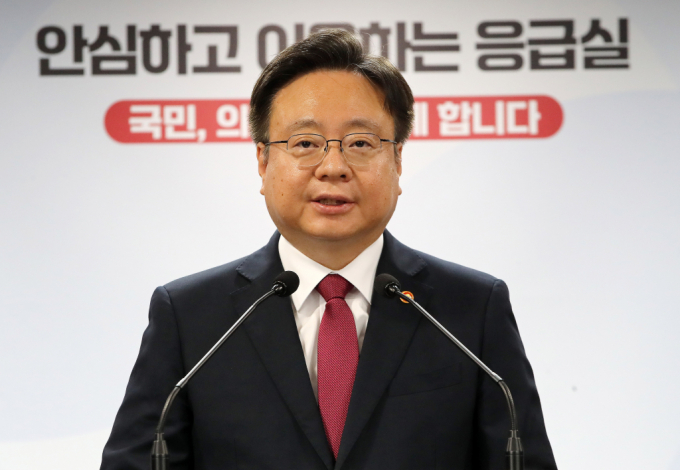 조규홍 보건복지부 장관이 18일 서울 종로구 정부서울청사에서 응급의료 등 비상진료 대응 관련 브리핑을 열어 큰 혼란은 없었다고 밝혔다. /사진=뉴스1   