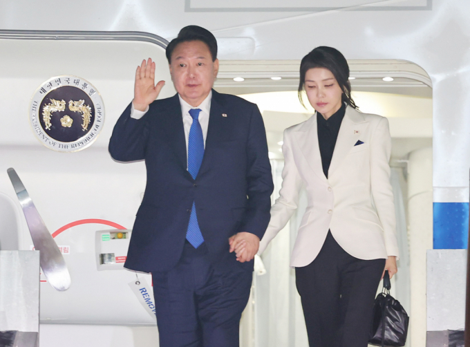 윤 대통령과 부인 김건희 여사가 체코 프라하로 순방을 떠난다. 사진은 지난 7월 미국 안보순방을 마치고 귀국, 성남 서울공항에 도착해 공군 1호기에서 내리며 인사하는 윤석열 대통령과 부인 김건희 여사./사진=뉴시스