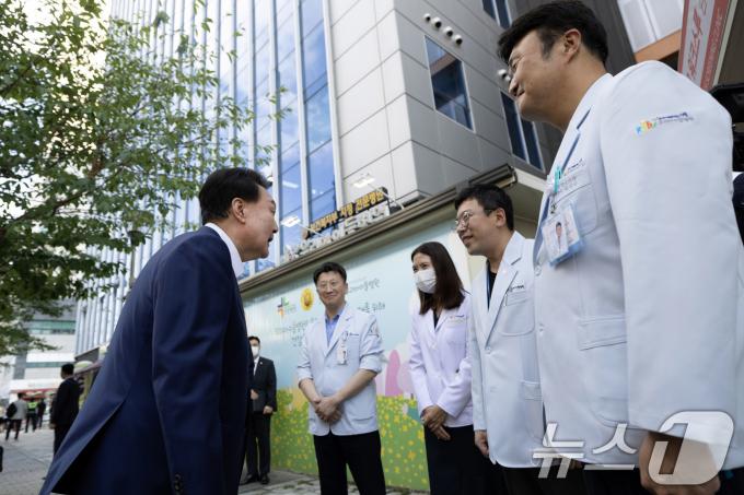 [사진] 연휴 마지막날 어린이 병원 찾은 윤석열 대통령