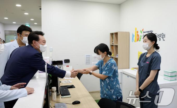 [사진] 윤 대통령, 연휴에 애쓰는 어린이병원 의료진 격려