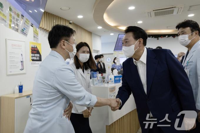[사진] 어린이병원 의료진 격려하는 윤 대통령
