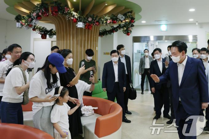 [사진] 추석연휴 마지막날 어린이병원 찾은 윤 대통령