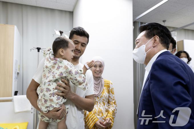 [사진] 어린이병원 입원병동 찾은 윤석열 대통령