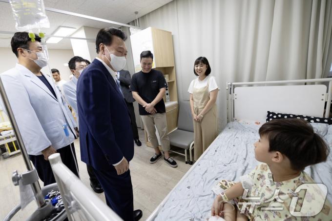 [사진] 입원 어린이 응원하는 윤석열 대통령