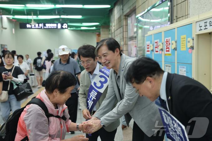 [사진] 조국 대표, 추석 연휴 마지막 날 귀성 인사