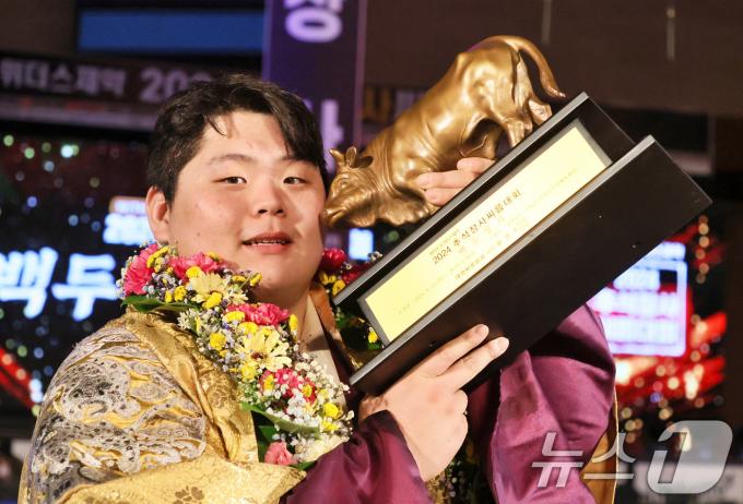 [사진] 황소트로피 든 '백두장사' 김민재
