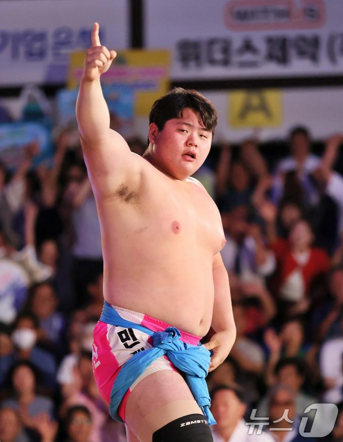 [사진] 백두장사에 오른 김민재