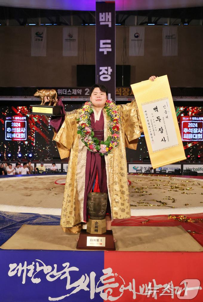 [사진] 백두장사에 오른 김민재