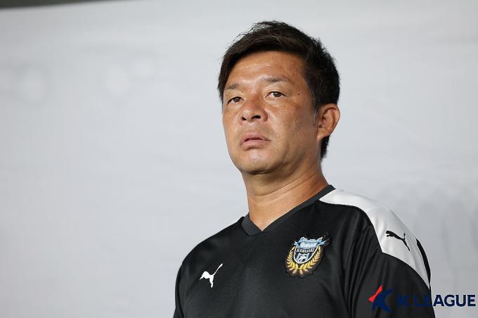 [사진] 선수들 지켜보는 가와사키 토루 감독