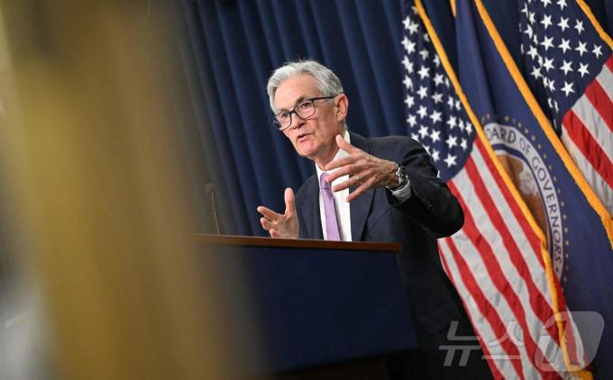 18일(현지시간) 제롬 파월 연준 의장이 FOMC 직후 기자회견을 통해 금리 인하 배경을 설명하고 있다.  ⓒ AFP=뉴스1