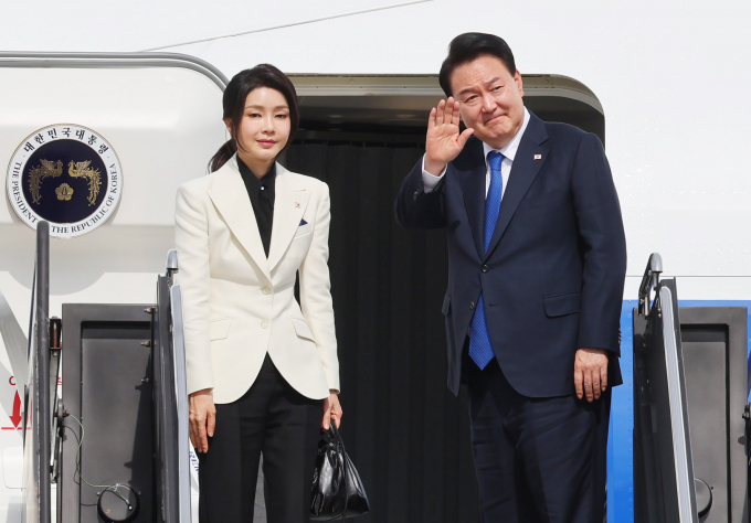 윤석열 대통령이 19일 출국해 체코에서 세일즈 외교 일정을 수행한다. 사진은 북대서양조약기구(NATO·나토) 75주년 정상회의 참석을 마친 윤 대통령(오른쪽)과 부인 김건희 여사가 지난 7월11일(현지시각) 미국 워싱턴DC 인근 델레스 국제공항에서 공군 1호기에 탑승하며 인사하는 모습. /사진=뉴시스
