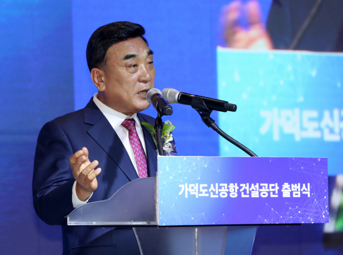 김두겸 울산시장이 MBK파트너스의 고려아연 주식 공개매수에 반대의사를 밝혔다. 김 시장이 지난 5월31일 부산 강서구 신라스테이 서부산에서 열린 '가덕도신공항건설공단 출범식'에서 축사를 하고 있다. / 사진=뉴스1 윤일지 기자  /사진=(부산=뉴스1) 윤일지 기자