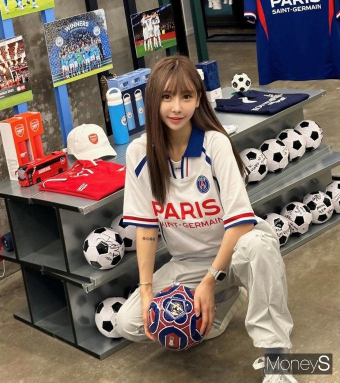 광주신세계 신관 지하 1층 풋볼스탠다드에서 여성 모델이 축구 유니폼을 입고 포즈를 취하고 있다/사진=풋볼스탠다드 제공 