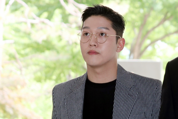 헌법재판소가 최종범의 근황이 담긴 인터넷 기사에 비방성 댓글을 단 남성은 모욕죄가 성립하지 않는다고 판단했다. 2019년 걸그룹 카라 출신 구하라의 전 남자친구 최종범이 서울중앙지방법원에 출석하고 있는 모습. /사진=머니투데이
