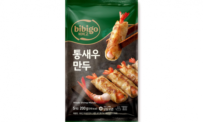 CJ제일제당이 지난해 말 선보인 '비비고 통새우만두'가 누적 판매량 500만개를 돌파했다. 새우 원물을 꼬리까지 통째로 넣고 만두피와 새우 모두 식감을 잘 살린 것이 특징이다. /사진=CJ제일제당