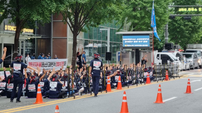 고려아연 노동조합 70여명이 19일 울산에서 상경해 광화문 MBK 본사앞에서 MBK자본을 규탄하는 집회를 진행하고 있다. / 사진=고려아연 