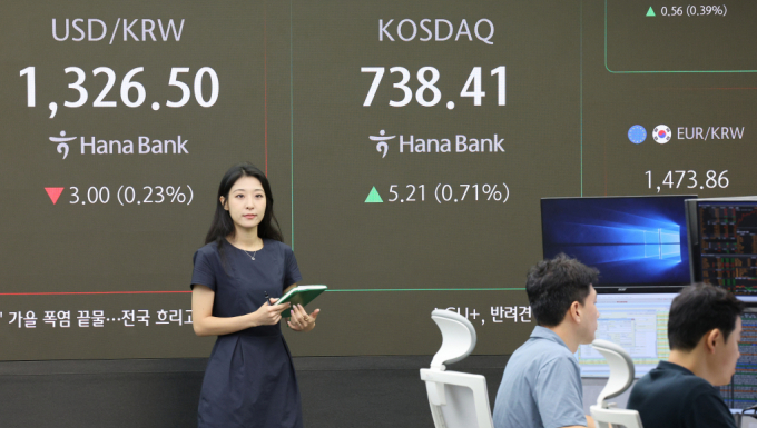 미국 금리 인하가 원달러 환율에 미칠 영향에 관심이 커지고 있다. 19일 오전 서울 중구 하나은행 본점 딜링룸 전광판에 코스닥과 원·달러 환율 개장 시황이 표시되고 있다. /사진=뉴스1 장수영 기자