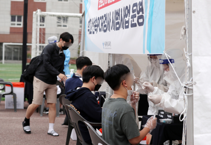 다수의 병·의원이 코로나19 팬데믹 시기에 관련 진료비를 국민건강보험공단에 부당 청구해 과도한 급여비를 챙긴 것으로 나타났다.  PCR 검사를 받는 고등학생들의 모습. /사진=머니투데이