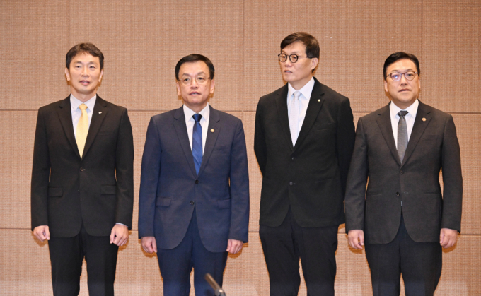 이복현 금융감독원장이 미국 빅컷에 대한 대비를 강조했다. 사진은 19일 서울 서초구 서울지방조달청에서 열린 거시경제금융회의에서 참석자들과 대화를 나누고 있는 모습. 왼쪽부터 이복현 금융감독원장, 최 부총리, 이창용 한국은행 총재, 김병환 금융위원장./사진=뉴스1