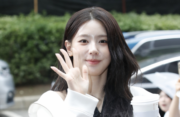 그룹 (여자)아이들 미연이 인천유나이티드 시축자로 출격한다. 사진은 미연이 리허설을 위해 스튜디오로 이동하는 모습. /사진=뉴스1