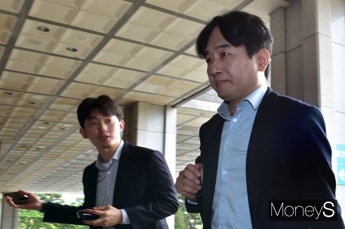 [머니S포토] 위메프 류화현, 취재진 포토라인 '패싱' 檢 출석