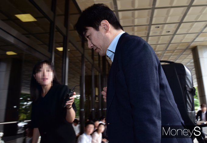 [머니S포토] '묵묵부답' 위메프 류화현 대표, 검찰 조사 출석