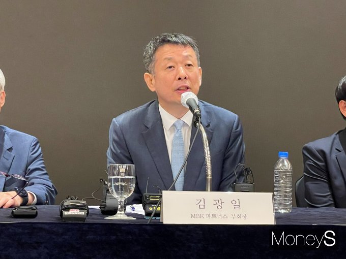 김광일 MBK파트너스 부회장이 19일 서울 을지로 롯데호텔 서울에서 열린 고려아연 공개매수 관련 기자회견에서 취재진의 질문에 답변하고 있다. / 사진=이한듬 기자 