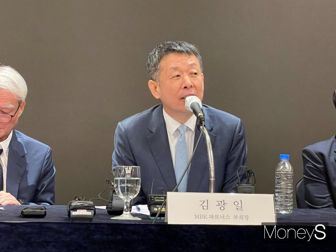 김광일 MBK파트너스 부회장이 19일 서울 소공동 롯데호텔에서 열린 고려아연 공개매수 관련 기자회견에서 취재진의 질문에 답변하고 있다. / 사진=이한듬 기자