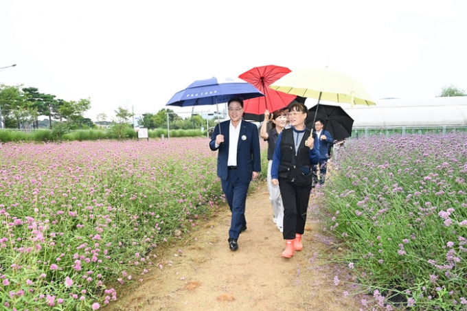 강수현 양주시장이 8월27일 나리농원 개장 준비상황을 점검하고 있다. / 사진제공=양주시