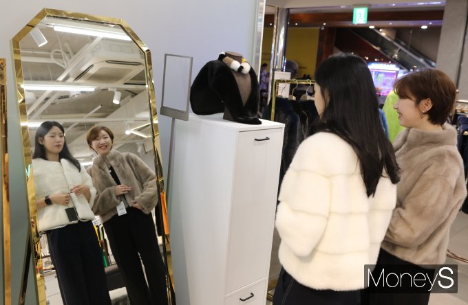 롯데백화점 광주점은 9층 점 행사장에 오픈한 '박성룡 모피 팝업' 매장에서 여성 고객들이 모피 제품을 입어보고 있다/사진=롯데백화점 홍보 3팀 제공.