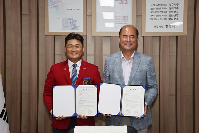 왼쪽부터 이창영 상주중앙로타리클럽회장과 강영석 상주시장이 협약서를 들어보이고 있다./사진제공=경북 상주시