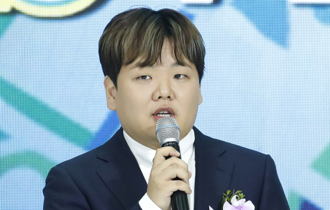 '이나은 옹호 논란'으로 비난을 받는 유튜버 곽튜브(본명 곽준빈)가 '피해자 코스프레 하는 게 아니냐'는 동창 누리꾼의 주장에 공식 입장을 내놨다.사진은 지난 3월 인천공항 1터미널 밀레니엄홀에서 열린 ‘인천공항 개항 23주년 기념 디지털 전환 선포식'에 홍보대사로 참석한 여행 크리에이터 곽튜브. /사진=뉴스1