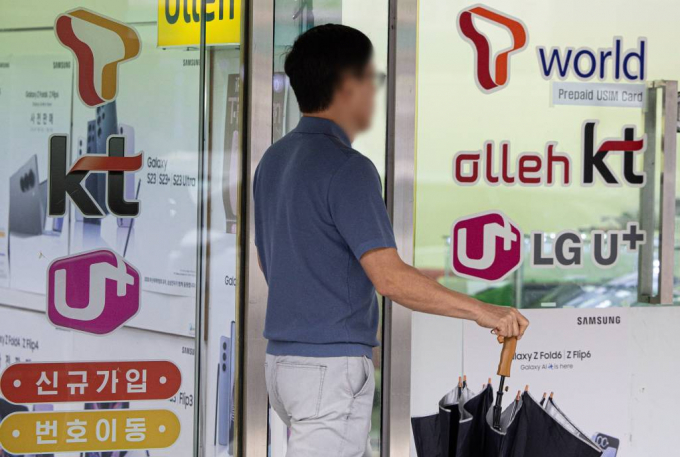 애플이 첫 인공지능(AI) 스마트폰인 아이폰 16시리즈 출시를 앞둔 가운데 '통화녹음'을 앞세운  AI 통화비서 시장이 이동통신 업계의 새로운 격전지로 떠올랐다. 사진은 지난 6일 서울의 한 휴대폰 판매 대리점의 모습. /사진=뉴스1